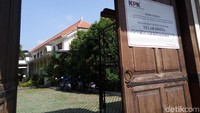 Salah satu yang dirampas negara yaitu sebuah rumah megah di Jalan Perintis Kemerdekaan no 70, Sondakan, Laweyan, Solo. Nah, Poppy yang merasa membeli rumah itu tidak terima dan menggugat SK Nomor S-234/MK.6/2017 tentang Persetujuan Hibah Barang Milik Negara ke Pengadilan Tata Usaha Negara (PTUN) Jakarta.