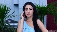 Pedangdut ini tampak cantik dengan dress biru. Foto: Noel