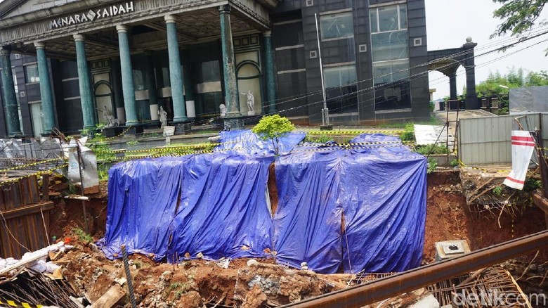 Tanah di Depan Menara Saidah Longsor, Begini Penampakannya Tanah di Depan Menara Saidah Longsor, Begini Penampakannya
