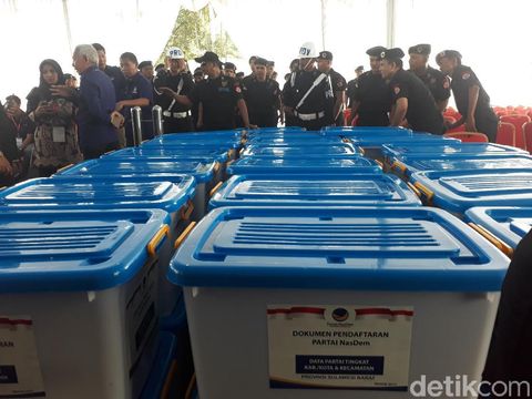 NasDem bawa 39 boks berisi dokumen saat dafrar jadi peserta Pemilu 2019