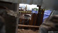 Tanah yang longsor ini memang berada di dekat proyek Light Rail Transit (LRT). Alat berat juga terpantau berada di lokasi.