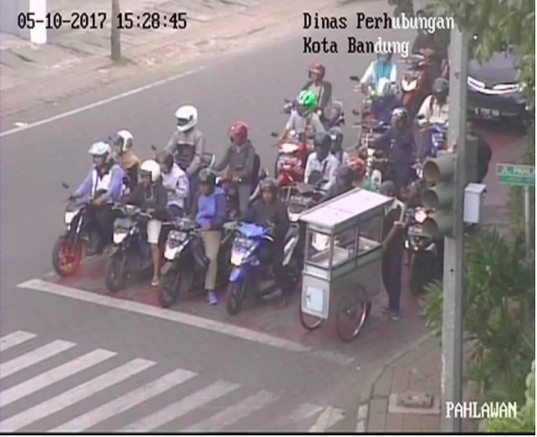 Pedagang kaki lima (PKL) ini menuai pujian dari warganet. Dia yang mendorong gerobak saja mematuhi peraturan lalu lintas untuk berhenti sebelum garis stop di lampu merah. Foto: Pool (Instagram) Pedagang kaki lima (PKL) ini menuai pujian dari warganet. Dia yang mendorong gerobak saja mematuhi peraturan lalu lintas untuk berhenti sebelum garis stop di lampu merah. Foto: Pool (Instagram)