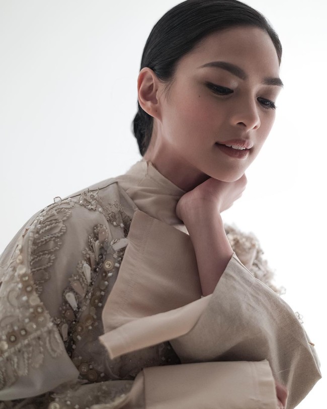 Cantik, pintar, dan inspiratif merupakan sebutan yang cocok untuk Mesty Ariotedjo. Dokter cantik yang terkenal di dunia hiburan sebagai model dan pemain harpa itu bahkan masuk ke dalam daftar wanita muda yang sukses di kawasan Asia di bawah usia 30 menurut majalah bisnis Forbes. Tak hanya cantik dan pintar, Mesty juga memiliki jiwa kepedulian terhadap sesama. Foto: Instagram