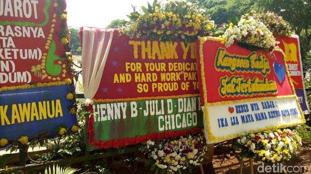 Ada sekitar 300 karangan bunga yang sudah dipindahkan dari Balai Kota
