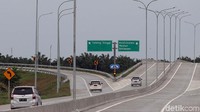 Di sepanjang jalan tol pun tampak perkebunan kelapa sawit berbaris rapi yang sesekali dibatasi oleh sawah. Lampu lalu lintas, penunjuk arah, serta rambu-rambu juga terpasang rapi di sisi kiri jalan tol.