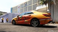 Salah satu mobil yang dibawa rombongan ke KPU bergambar Soeharto, Hutomo Mandala Putra (Tommy Soeharto) dan Neneng Astuti. Mobil tersebut diparkir di halaman KPU.