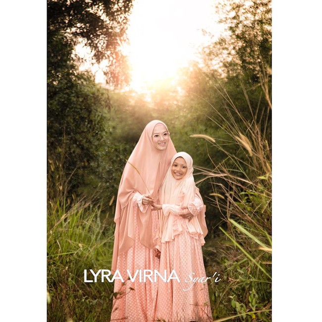 Tampil kompak antara ibu dan anak seperti gaya Eisha serta Lyra Virna ini. Kerudung instan bertali juga nyaman dipakai anak-anak. Foto: Dok. Instagram @lyravirna