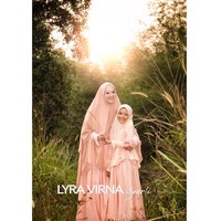 Tampil kompak antara ibu dan anak seperti gaya Eisha serta Lyra Virna ini. Kerudung instan bertali juga nyaman dipakai anak-anak. Foto: Dok. Instagram @lyravirna