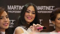 Gracia tampak larut dengan bisnis anyar yang di bidang kosmetik. Foto: Hanif Hawari