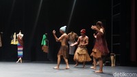 Darlene menggabungkan budaya tradisional dan kontemporer Papua dalam pementasannya. Foto: Eny