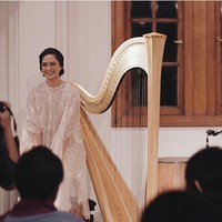 Dokter dan musisi cantik Mesty Ariotedjo melakukan proses siraman, Sabtu (28/10/2017). Foto: Instagram