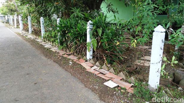 Pagar kawat berduri di jalan Afrikan Purworejo