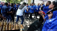 Waketum PAN Hanafi Rais bersama rombongan terlihat asyik berjoget campursari saat mendaftar Pemilu 2019.