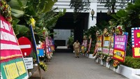 Ahok mengatakan karangan bunga tersebut adalah yang kedua kalinya membanjiri Balai Kota.
