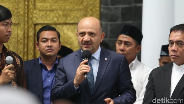 Wakil Perdana Menteri Turki Fikri Isik 