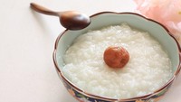 Orang Jepang memberi makan bayinya berupa okayu atau bubur nasi. Versi awal dari makanan pertama ini cenderung hambar dan cair. Tapi ibu kerap menyesuaikannya saat bayi mulai makan tekstur berbeda.