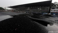 Tumpukan material untuk pembangunan lintasan stadion.