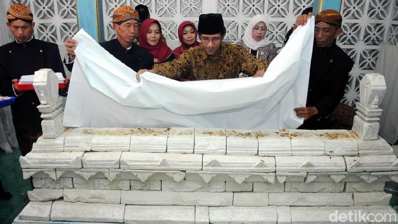 Warga Padati Tradisi Ganti Selimut Makam Maulana Ibrahim di Merbabu Warga Padati Tradisi Ganti Selimut Makam Maulana Ibrahim di Merbabu
