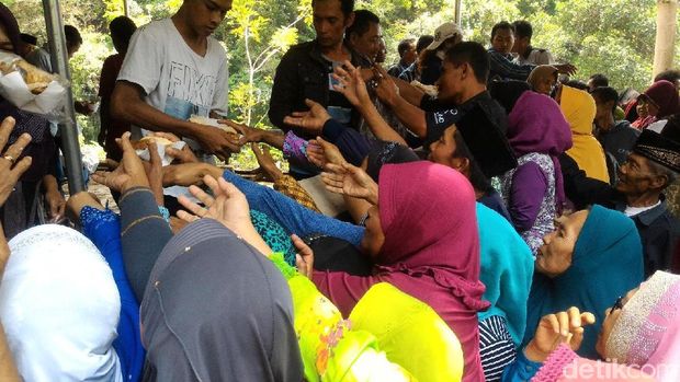 Warga Padati Ganti Selimut Makam Maulana Ibrahim di Lereng Merbabu