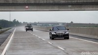 Sebelum akhirnya siang ini diresmikan oleh Presiden Jokowi, beberapa mobil tampak melintas dan menjajal tol tersebut.