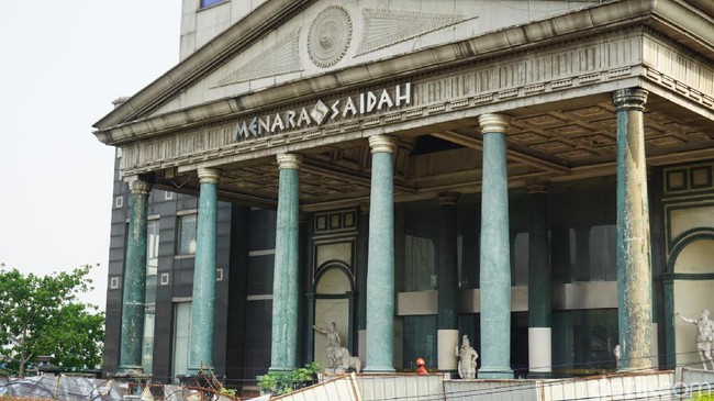 Inneke Koesherawati dan Menara Miring Saidah