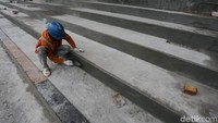 Pekerja merenovasi tribun penonton. Meski berstatus tempat latihan, stadion ini memiliki tribune berkapasitas 10 ribu penonton.