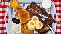 Ted Bundy dijuluki sociopath sadistic karena membunuh 36 wanita muda. Sebelum dihukum mati, ia meminta hidangan tradisional Inggris berupa steak medium rare, telur, hash browns, roti panggang, susu dan jus. Foto: Mirror
