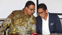 Anies dan Sandiaga berdiskusi di sela-sela jumpa pers.