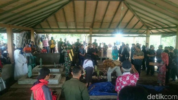 jenazah ibrahim adjie dimakamkan kembali di garut