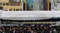 Bahkan, sudah banyak masyarakat dan turis yang rela berkemah di dekat Grand Palace. Mereka ingin melihat lebih dekat dan mendapatkan pemandangan yang bagus saat upacara pemakaman Raja Bhumibol Adulyadej (Athit Perawongmetha/Reuters)