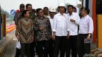 Dalam kesempatan ini, Jokowi didampingi oleh Sekretaris Kabinet Pramono Anung, Menteri BUMN Rini Soemarno, dan Menteri PUPR Basuki Hadimuljono.