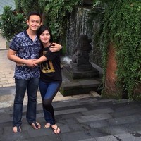 Demi mendampingi sang suami bernama Dewa Yoga yang berprosefesi sebagai polisi, Kadek Devi yang dikenal sebagi artis FTV rela meninggalkan dunia hiburan. Foto: Instagram.