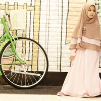 Sementara untuk momen yang satu ini, Eisha memadankan gamis panjang pink muda dan khimar bernuansa nude. Khimar layering memang bisa membuat penampilan lebih atraktif termasuk saat dipakai anak-anak. Bros berbulu memberikan kesan yang manis. Foto: Dok. Instagram @lyravirna