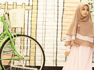 Foto: Manisnya Putri Lyra Virna Saat Berhijab Syari Seperti Ibunya