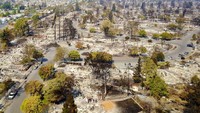 Kebakaran ini juga menghanguskan ribuan rumah dan bangunan di Santa Rosa, California. DroneBase/Reuters.