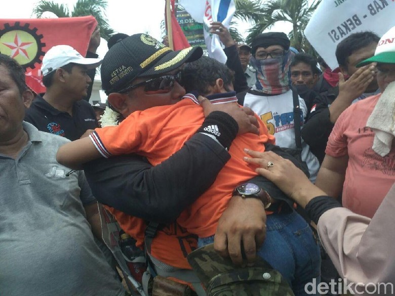 Tiba di Bekasi, Ade Kenzo Peluk Anak Istri Tiba di Bekasi, Ade Kenzo Peluk Anak Istri