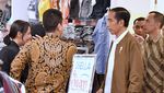 Saat Jokowi Melirik Baju Kotak-kotak di Mall