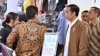 Presiden Joko Widodo menyambangi Mal Palembang Trade Center (PTC). Kehadiran Jokowi membuat pengunjung mal terkejut dan langsung mengerubungi. Foto: Laily Rachev - Biro Pers Setpres
