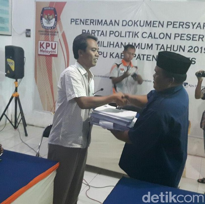 KPU Brebes Temukan Banyak Keanggotaan Ganda Partai Nasdem KPU Brebes Temukan Banyak Keanggotaan Ganda Partai Nasdem