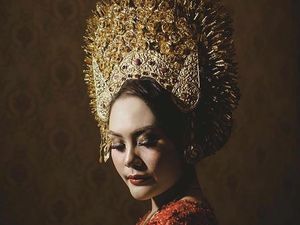 Foto: Hiasan Kepala Pengantin Adat Indonesia yang Mewah dan Megah