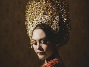 Foto: Hiasan Kepala Pengantin Adat Indonesia yang Mewah dan Megah