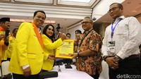 Ketum Partai Berkarya Neneng Astuti dan Ketua KPU Arief Budiman melakukan salam komando.