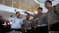 Kakorlantas Polri Irjen Royke Lumowa meninjau Command Center Polrestabes Surabaya.