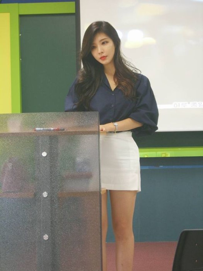  Sosok dosen lulusan Universitas Busan, Korea Selatan ini juga jadi perbincangan netizen. Adalah Park Hyun Seo, dosen cantik yang juga seorang model. Memiliki tubuh indah dengan kaki panjang yang jenjang, banyak netizen melabeli dirinya sebagai dosen wanita terpanas di Korea. Foto: Instagram