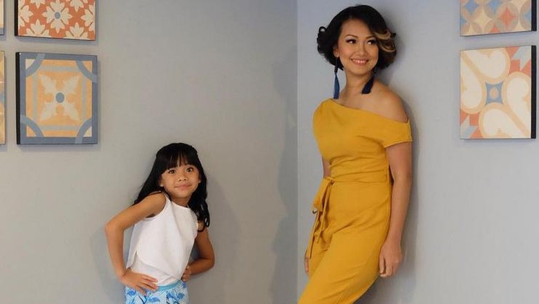 Cerita Nola Baldy Soal Manajemen Akun Medsos Anaknya/ Foto: Nola B3 (Instagram) Cerita Nola Baldy Soal Manajemen Akun Medsos Anaknya/ Foto: Nola B3 (Instagram)