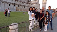 Kalau yang ini, SBY dan keluarga terlihat di kawasan Menara Pisa, Italia (Dok. aniyudhoyono/Instagram)