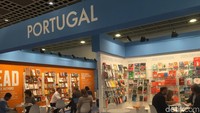 Portugal mendesain stan dengan warna oranye dan biru. Ada banyak meja dan kursi untuk bertemu calon klien. Negaranya sedang bermasalah tapi di Frankfurt Book Fair 2017, hal itu sama sekali tak terlihat. Foto: Ken Yunita/ detikHOT