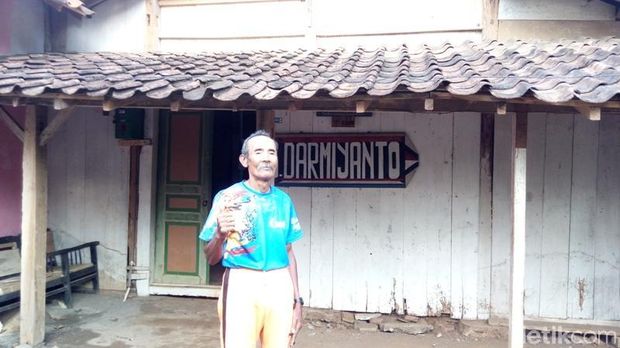 Kakek Darmiyanto di depan rumahnya di Kabupaten Semarang.