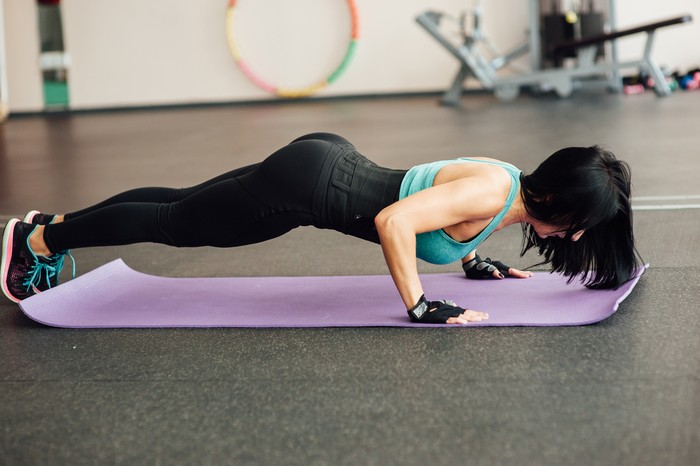 Tidak hanya bagus untuk membentuk trisep, push up juga membantu memperkuat otot pectoral, yaitu dua otot besar yang berada di dalam payudara. Awalnya, latihan ini mungkin sedikit melelahkan, untuk itu mulailah dengan mencoba 2 sampai 3 set dengan masing-masing sepuluh push up dalam sehari. Foto: Ilustrasi/thinkstock Tidak hanya bagus untuk membentuk trisep, push up juga membantu memperkuat otot pectoral, yaitu dua otot besar yang berada di dalam payudara. Awalnya, latihan ini mungkin sedikit melelahkan, untuk itu mulailah dengan mencoba 2 sampai 3 set dengan masing-masing sepuluh push up dalam sehari. Foto: Ilustrasi/thinkstock