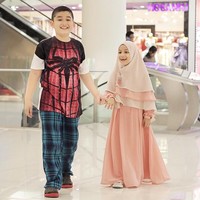 Gaya hijab syari Eisha berwarna peach ini cocok dipakai ke segala acara. Eisha mencoba berhijab syari saat pergi ke mal bersama sang kakak. Foto: Dok. Instagram @lyravirna